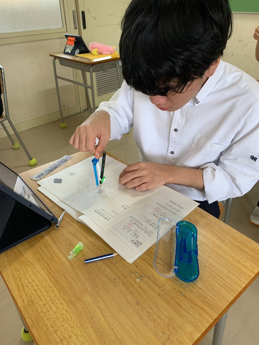 YukiMinami_high's tweet photo. 令和６年10月25日（金）
一学年は、数学の授業で、作図の応用として「家紋」をコンパスや定規を使って描く学習をしました。
家紋の職人、波戸場承龍さん•波戸場耀鳳さんがウェブで公開してくださっているワークシートを使用しました。
どの生徒も熱中して取り組みました。 https://t.co/xYwiPGx993