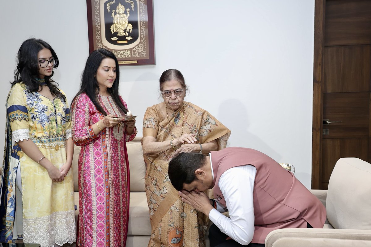 Devendra Fadnavis tweet media