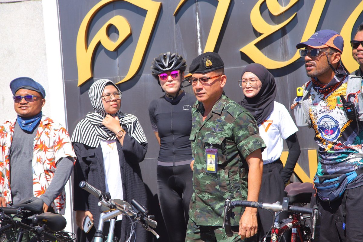 Pannika_FWP's tweet photo. วันนี้ตากใบหมดอายุความ 

เช้า ร่วมปั่น we ride for Oxygen จากมัสยิดกลางปัตตานี ไปค่ายอิงคยุทธ 

บ่าย ร่วมดุอารำลึกถึงผู้เสียชีวิตจากเหตุการณ์ตากใบ ที่ Patani Artspace

เย็น ฉายหนังสั้นและ Movie talk ที่ Sol Bar 

#ตากใบต้องไม่เงียบ https://t.co/cxbHTkXS7P