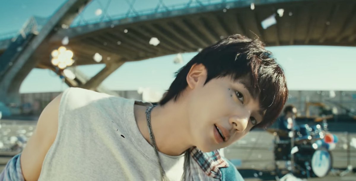 WORLDMUSICAWARD's tweet photo. #JIN is a ROCKSTAR in new amazing video for his Pre-release single "I'LL Be There"! 💪🕺🎸🌟🤩🔥👑💙

ILL BE THERE BY JIN 
#IllBeThereOutNow 
#Jin_IllBeThere 
#Jin_Happy https://t.co/5YDDPKU2a4