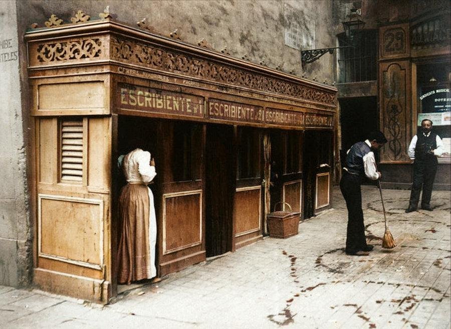 Memorialistes, o servei d'escrivents per a gent analfabeta, davant del Palau de la Virreina de Barcelona, el 1907.

📸Frederic Ballell