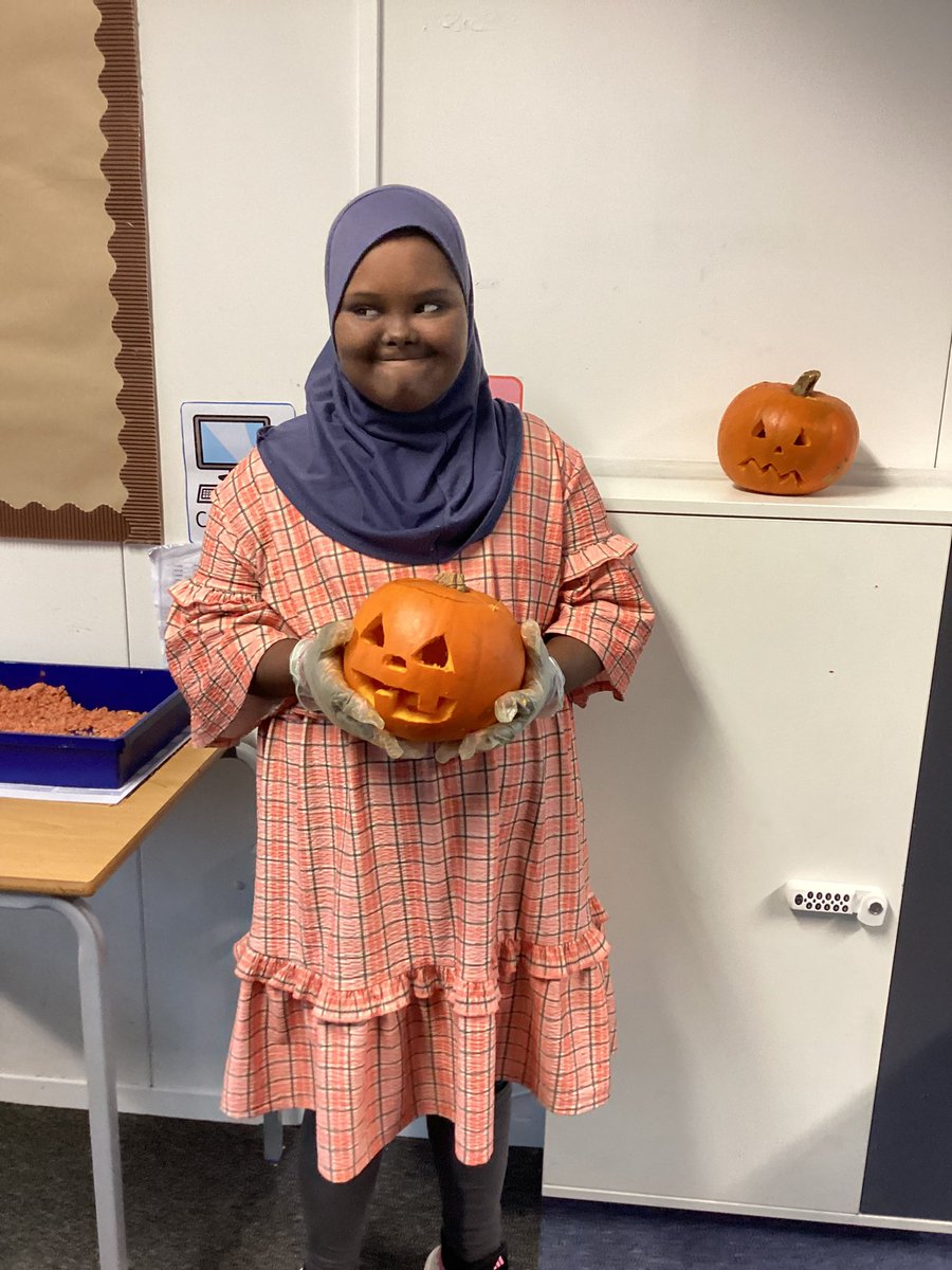 WHS_MissCook's tweet photo. Thanks for the pumpkin carving Willow Class! 🎃 @WoodlandsHS  @CardiffWestern https://t.co/8j9Xf8QFIa