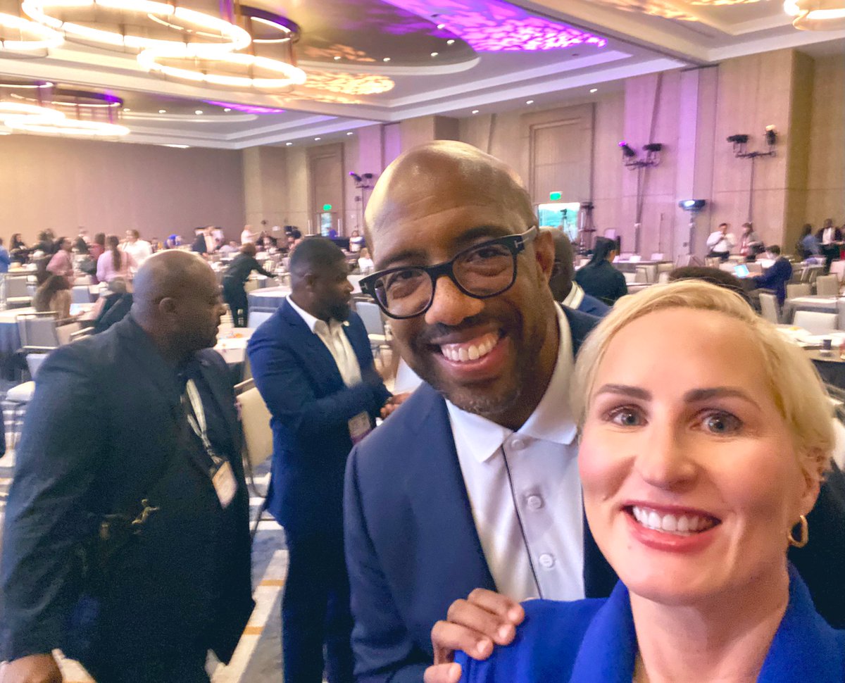 BBurnsEDU's tweet photo. Day 2 of the #UIASummit has been so rich with ideas, engagement and optimism!
@UIAinnovation canโt wait for tomorrow! Thank you to @michaelsorrell for his generosity to come and inspire us all! https://t.co/OhNeNSP8uY