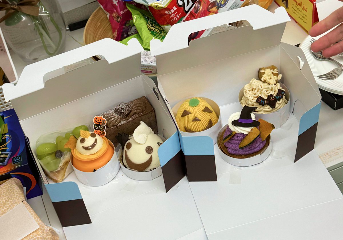 9、10月が誕生日のやどかりメンバーの
お誕生日会をしました！
みなさんおめでとうございます〜〜〜㊗️
ケーキハロウィン仕様で可愛い🎃👻🪄