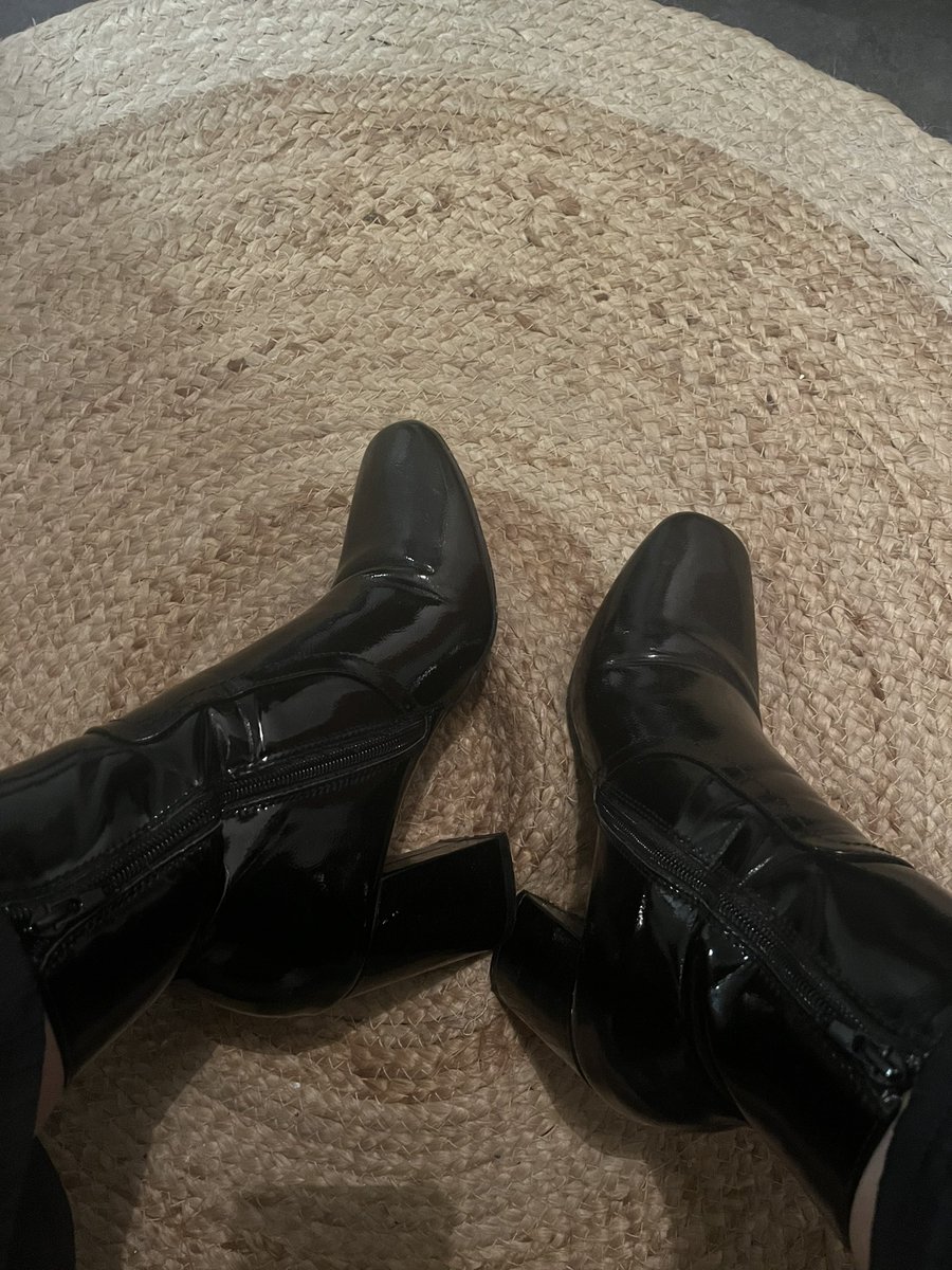 Marie57678's tweet photo. Un #soumis me les as renvoyé toutes propres! Je vais les porter aujourd’hui qui va me les nettoyer à nouveau ? 

#moneyslave #moneyslavesfr #sub #feet #pied #fetichiste #fetichisme #findom #domina https://t.co/opfTLRLSXi