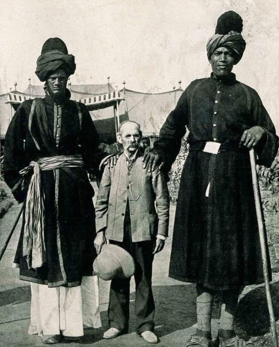 TAdventurousoul's tweet photo. 25 Must-See Historical Images &amp; Videos That May Make You Want To Open A History Book Once Again

Tap this tweet and enjoy the thread 🧵

1. The Two Kashmir Giants Posing With The American Photographer James Ricalton, 1903 https://t.co/46MZxA4709