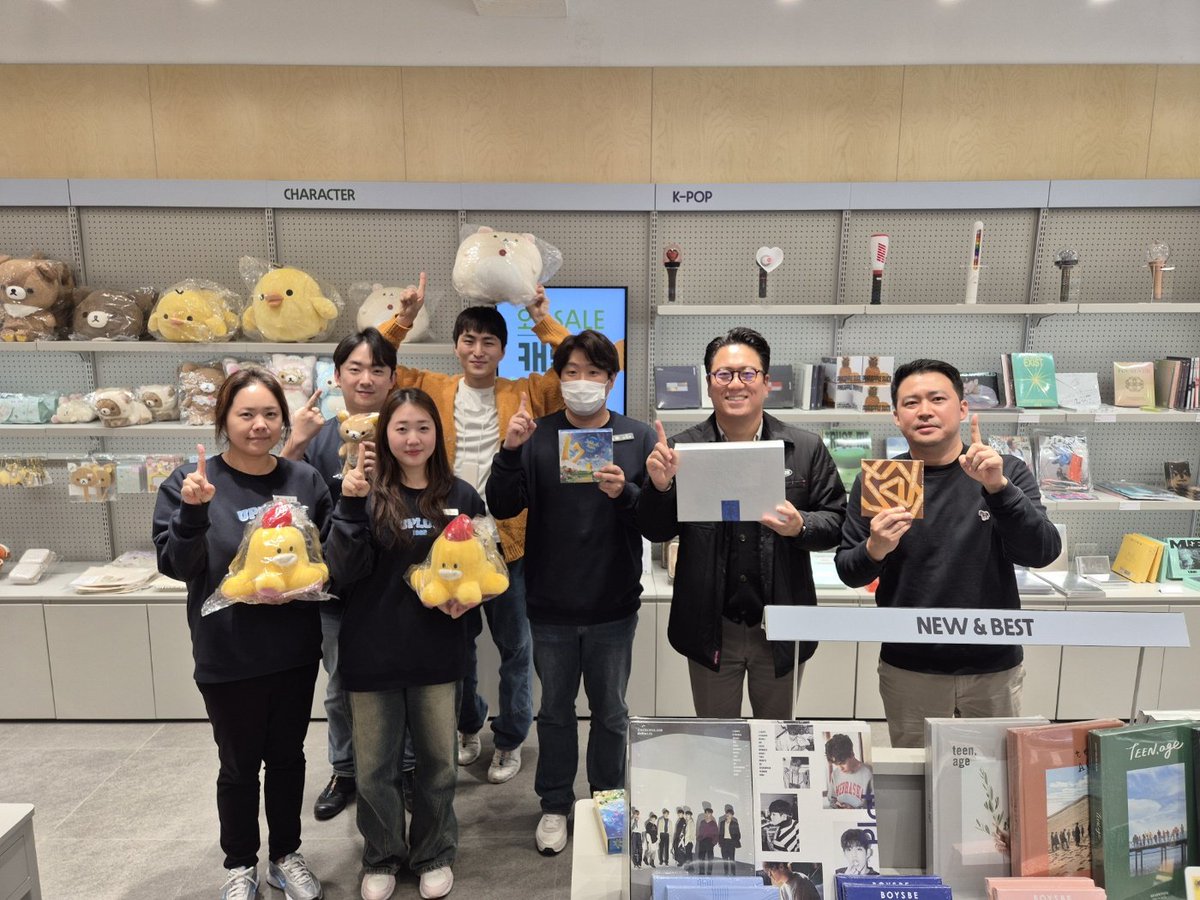 PARGONNAMSU's tweet photo. 새롭게 플랫폼 매장으로 변신한 수원소매영업팀 범계역직영점을 방문했습니다. 그동안 방문하지 않으셨던 새로운 고객님들께서 내방하신다는 긍정적인 말씀을 해주시고, QR코드로 좋은 고객소통 아이디어도 내주셔서 놀랐습니다!  "변화"를 즐기고 새로움에 도전하는 범계역직영점 화이팅입니다~! https://t.co/duOANot39H