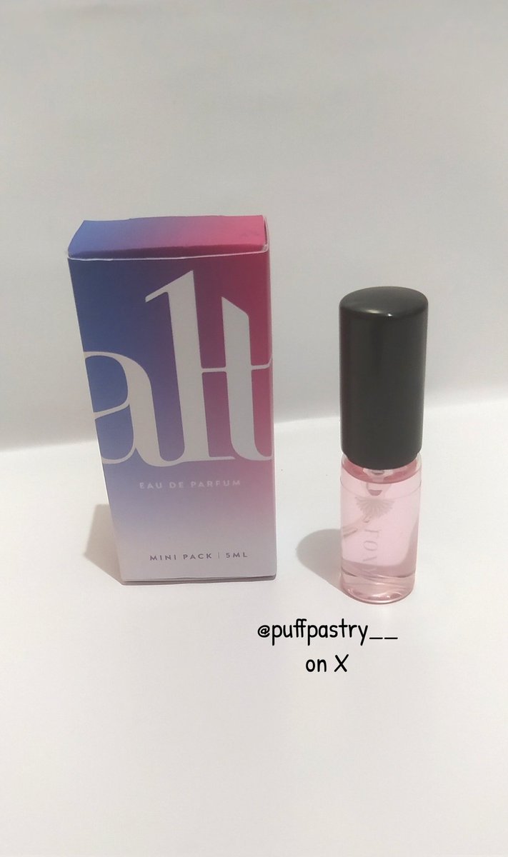 Ada yang suka koleksi parfum mini size kaya aku? Selain gampang dibawa kemana mana,beli parfum mini size gini tuh jadi bisa coba dulu wanginya cocok apa nggak😆kali ini aku coba dari alt parfum yang varian foxy, langsung suka karena ini tipe wangi yang feminim, fresh dan soft 😍