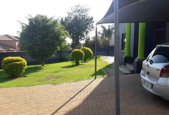 Property_PTA's tweet image. A beautiful  double story house to rent in Amandasig Pretoria north 

R25 000 rental 

Features 

Ground floor 

Kitchen fitted 
Scullery
Family room 
Dinning area 
guest toilet 
Bathroom 

Upstairs area

3 bedroom fitted 
Ensuite with  shower 
Bijama Lounge 
Toilet area