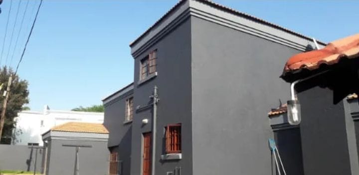 Property_PTA's tweet image. A beautiful  double story house to rent in Amandasig Pretoria north 

R25 000 rental 

Features 

Ground floor 

Kitchen fitted 
Scullery
Family room 
Dinning area 
guest toilet 
Bathroom 

Upstairs area

3 bedroom fitted 
Ensuite with  shower 
Bijama Lounge 
Toilet area