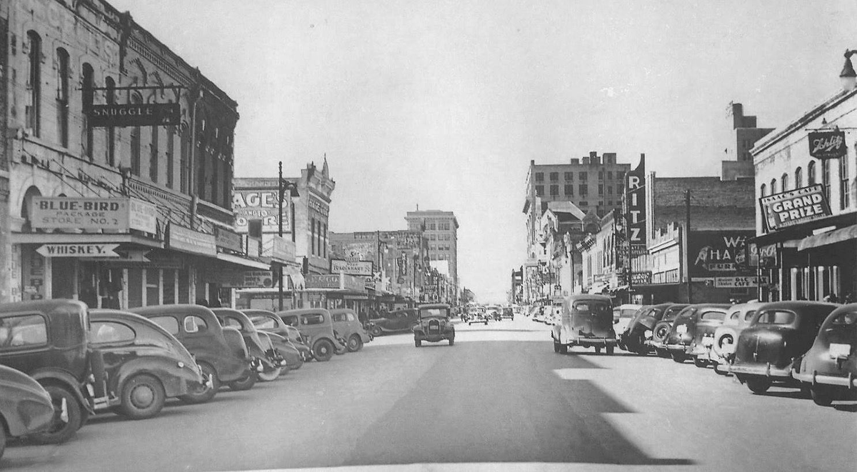 TracesofTexas's tweet photo. Pecan Street (what is now 6th street) in Austin, 1937. This is looking west toward Congress avenue.

Here's what the same scene looks like today: https://t.co/GEwgI691OE https://t.co/EbDQLcqtVP