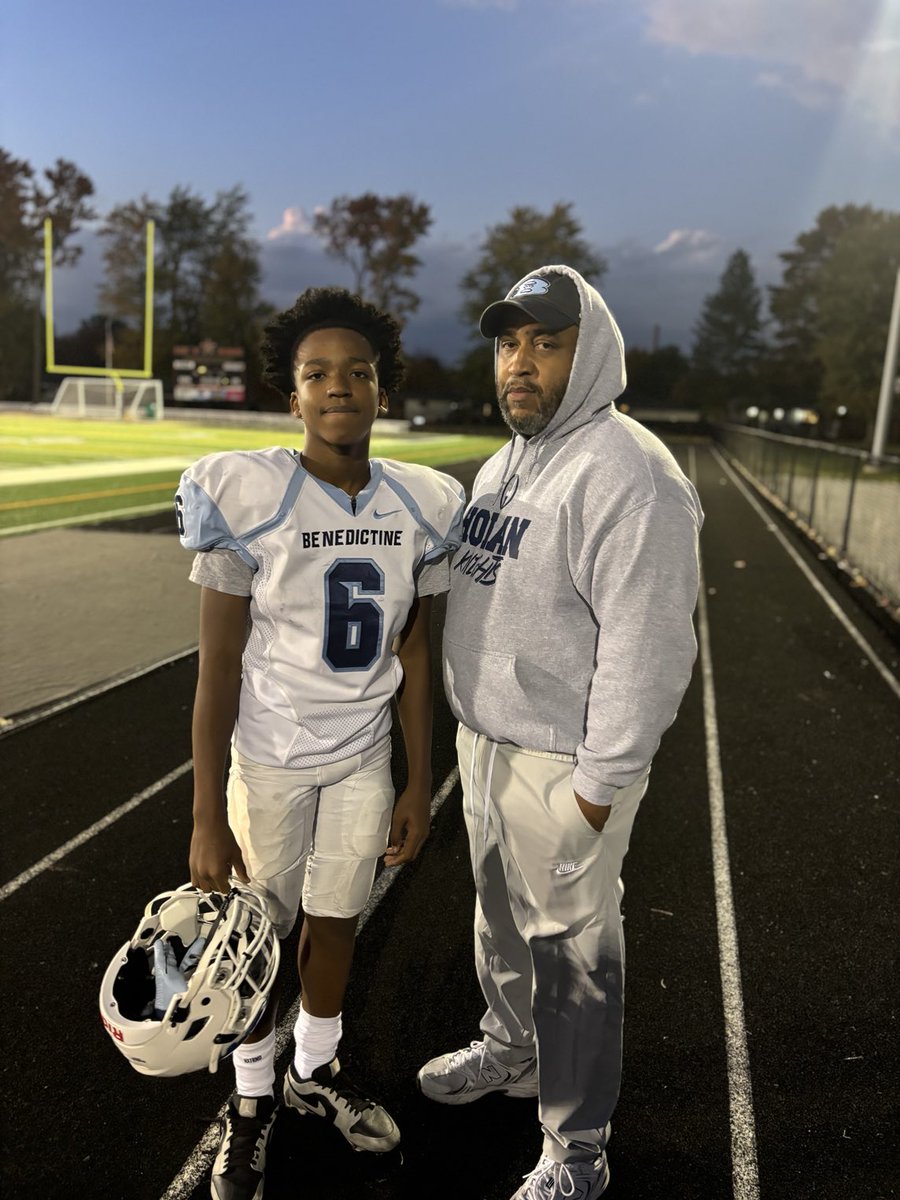 lllelbert3's tweet image. Time really does fly , it’s yo turn baby boy ⁦@kameronH114⁩ . Oh yeah I got my ⁦@BeneBengalsFB⁩ hat on and my ⁦@HobanFootball⁩ hoodie on what can I say I got the best of both worlds I’m a lucky father. #mamba mentality #cornerbacks # dawgs gotta eat