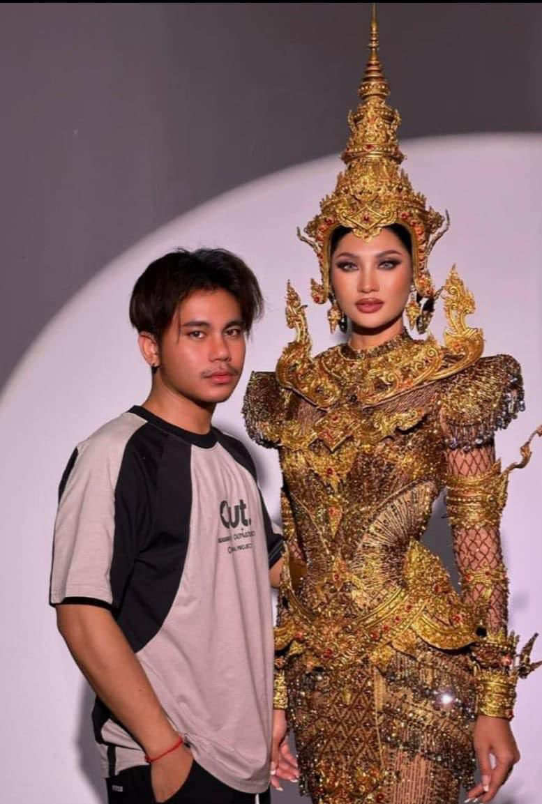 roadtomissth's tweet photo. เปิดตัวแล้ว ชุดปจช #MissUniverse แคมโบ 2024 ปีนี้ตั้งใจทำชุดมาชนไทยโดยตรง ออกแบบชุดและสร้างสรรค์ผลงานโดยชาวกมีร์ Skor Krob เจ้าเก่าเจ้าประจำ แบรนด์ก๊อปปี้ชุดไทยอันดับ 1 ในกัมพูชา ชอบมาซื้อของที่ไทยและก็ชอบด่าไทย แบนเพจแอดมินและเพจใหญ่ ๆ ในไทยน่าจะครบทุกเพจแล้ว (เพจ ASEAN มองไทย) https://t.co/JsOcfdyoga