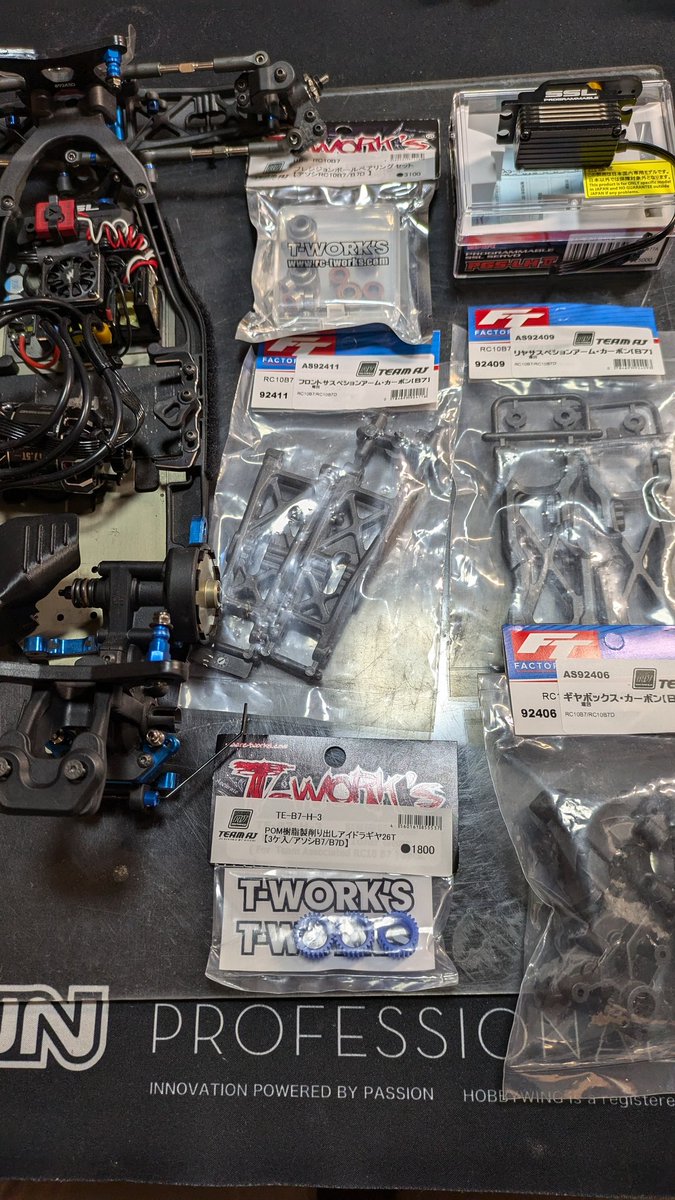 taitopapa34's tweet image. アソシB7にカーボンギアボックス、カーボンサスアーム、Tworksアイドラギア、ベアリング投入！
サーボも新しいやつに交換してリフレッシュします。
#teamAJ
#アソシB7
#Tworks