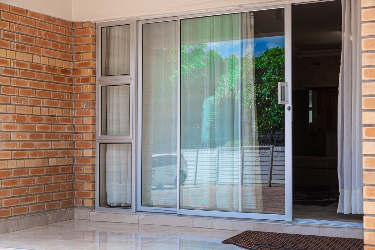 Alumenfitters's tweet photo. It's Friday, and we want to give a big shoutout to all our amazing customers for choosing our stable doors! Speaking of stability, is your relationship feeling a little wobbly? If so, it might be time to "door" something about it! Come grab one of our stable doors. https://t.co/kDCeuX9MCJ