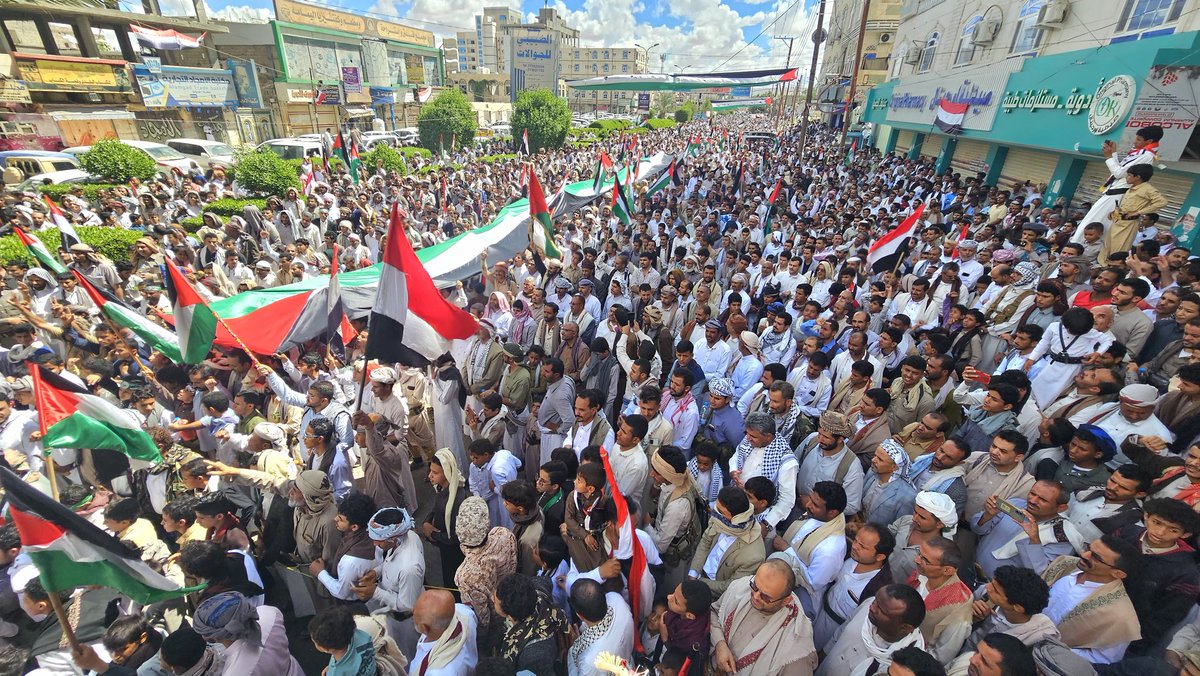 حشود جماهيرية كبيرة تشارك في يوم الغضب الغزاوية بمحافظة مارب تنديدا بجرائم الكيان الصهيوني بحق أهلنا في غزة وفلسطين.