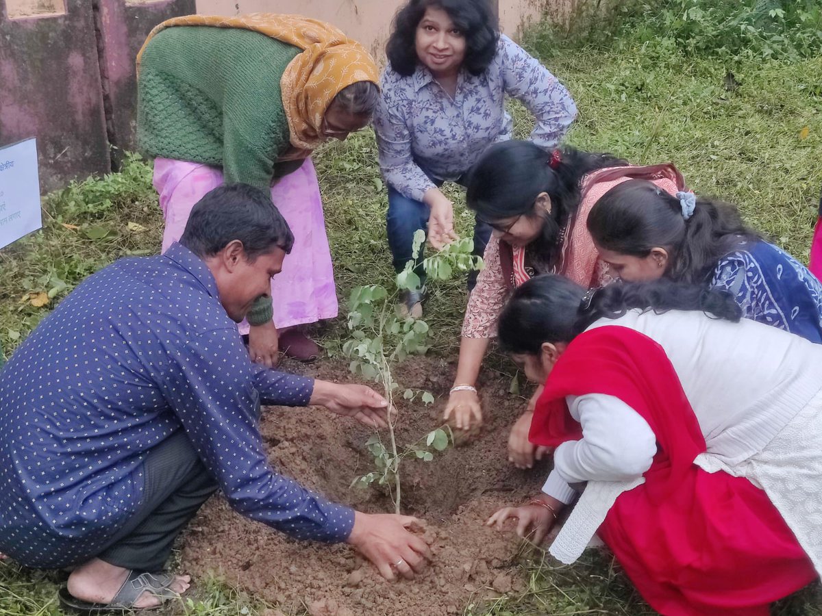 KvsRanchi's tweet photo. ”एक पेड़ माँ के नाम” अभियान हमें पेड़ लगाने और उनकी देखभाल करने के लिए प्रेरित करता है।
आइए, के.वी.एस. क्षेत्रीय कार्यालय, रांची के साथ मिलकर 'एक पेड़ माँ के नाम' अभियान में शामिल हों और वृक्षारोपण पहल में योगदान दें।
#SpecialCampaign4
#EkPedMaakeNaam
@KVS_HQ 
@EduMinOfIndia https://t.co/R2Oi5jyGpN