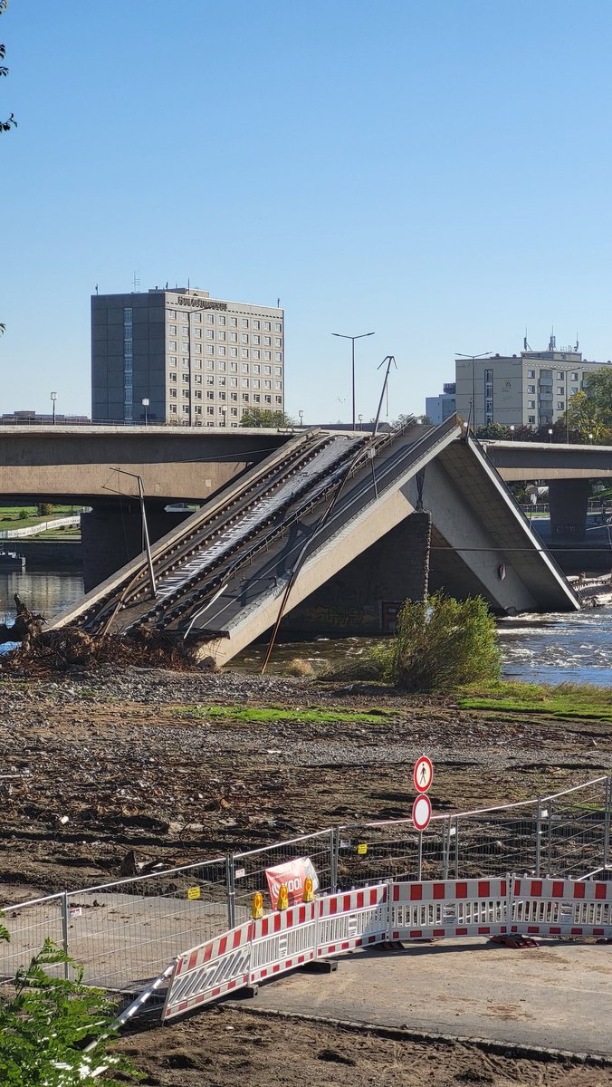 Infrastruktur verzeiht lange, aber sie vergisst nichts. Hundertemal bin ich mit der Straßenbahn dort drüber gefahren, manchmal vorn, öfter hinten. Kein schönes Gefühl, wenn man es live sieht. Ein Mahnmal, das zu achten, was wir haben statt immer mehr zu wollen. #Dresden #Brücke