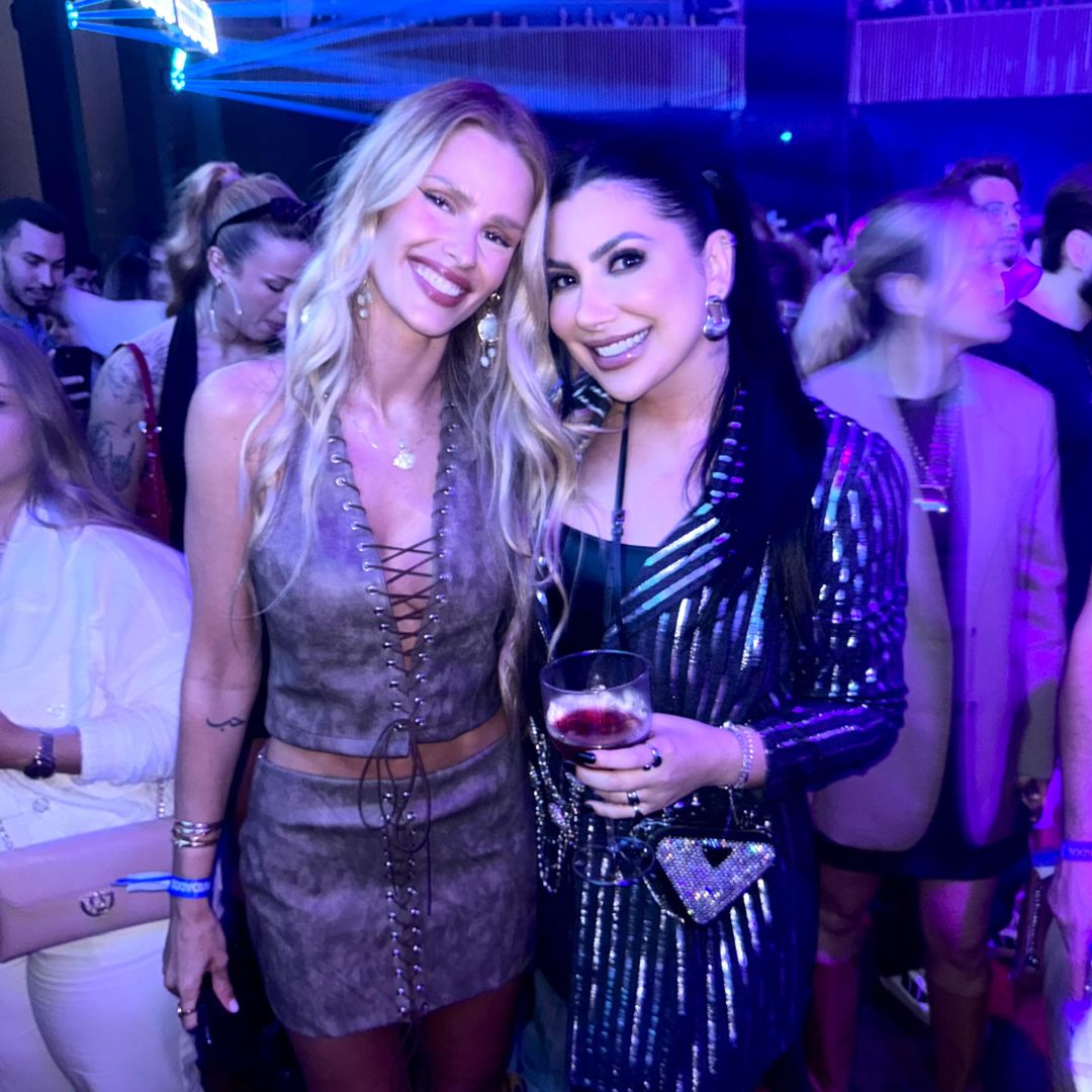 Yasmin Brunet com fãs, ontem (24), na gravação do DVD do Gustavo Mioto.