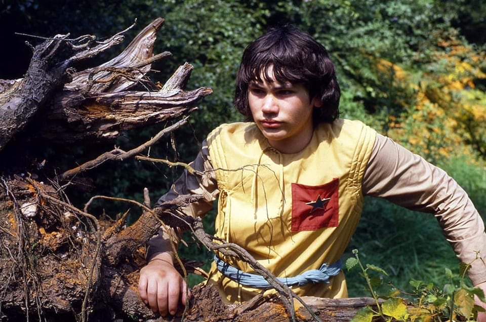RichardHarris73's tweet image. 25 October 1980: Adric, the boy with the blue badge for mathematical excellence (played by Matthew Waterhouse), made his debut in part one of Doctor Who: Full Circle. #DoctorWho #Adric #MatthewWaterhouse