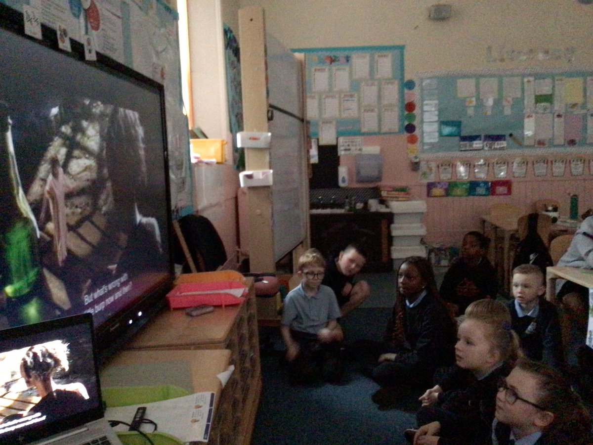 P5B have finished reading the BFG. Today we are watching and comparing the film to the book. 📖📚🎬