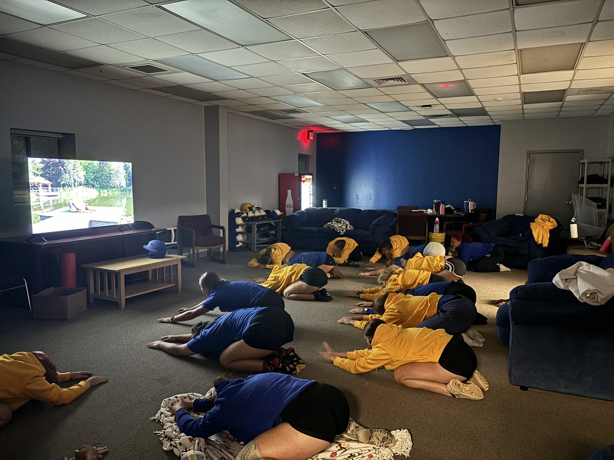 A little yoga recovery session before the sun comes up ☀️