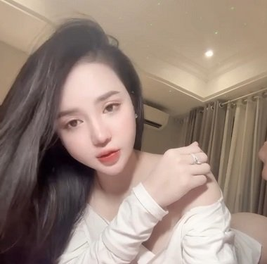 Chu Thúy Quỳnh xinh hơn khi được giã gạo mỗi ngày