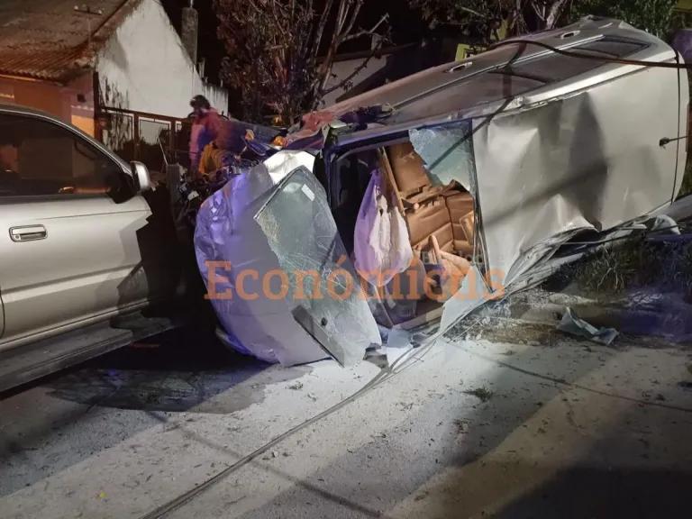 Impactante: conductor cae varios metros al pasar de largo en una calle de #Bariloche.   El hombre de 30 años salió despedido por el parabrisas. Fue trasladado en estado delicado. qrcd.org/7ABM