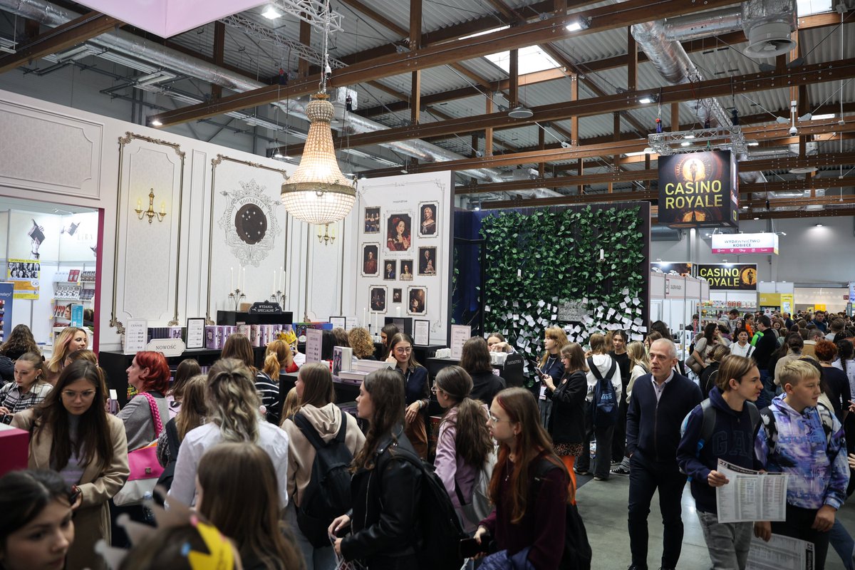 Trwa największe literackie wydarzenie w Polsce - 27. Międzynarodowe Targi Książki w Krakowie® 2024. Mottem tegorocznych targów, przypadających w obchody 120. rocznicy urodzin Witolda Gombrowicza, jest cytat „Zrzućcie maski! Zwykłymi stańcie się ludźmi!”. ksiazka.krakow.pl