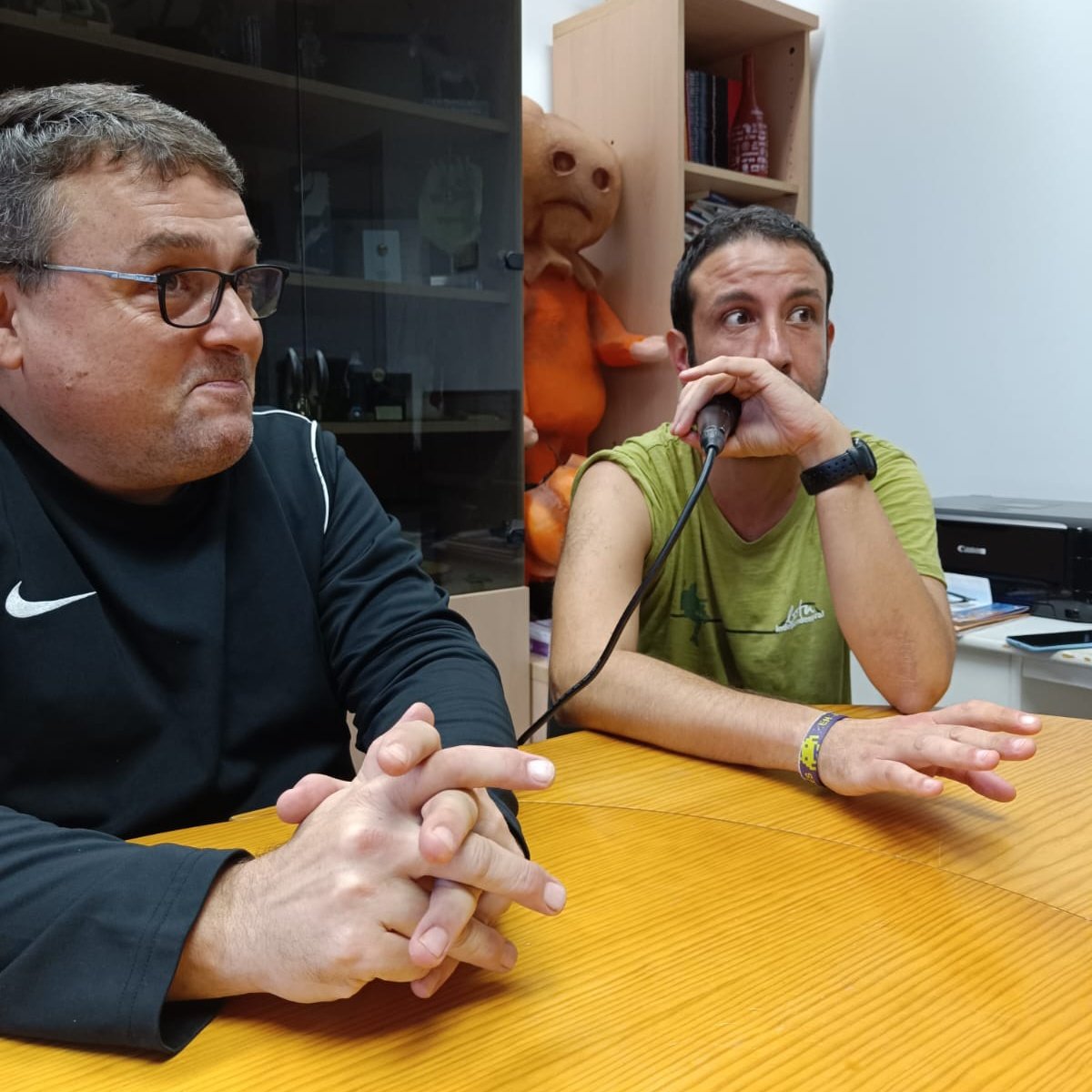 107Toc's tweet photo. 🎙️Toc amb Pixu
💙Ens visita @vane_nc10 amb la que parlem de l'actualitat de l'equip, a banda repassem l'actualitat del @CEEuropa
✒️De la mà d' @angelgarreta el @GHRamonVerges ens porta un nou Quiz escapulat
🍬Amb la col·laboracio de @stmedir
#FutFemCat
https://t.co/FNNLuOy3gL https://t.co/8HtAwoRNSo
