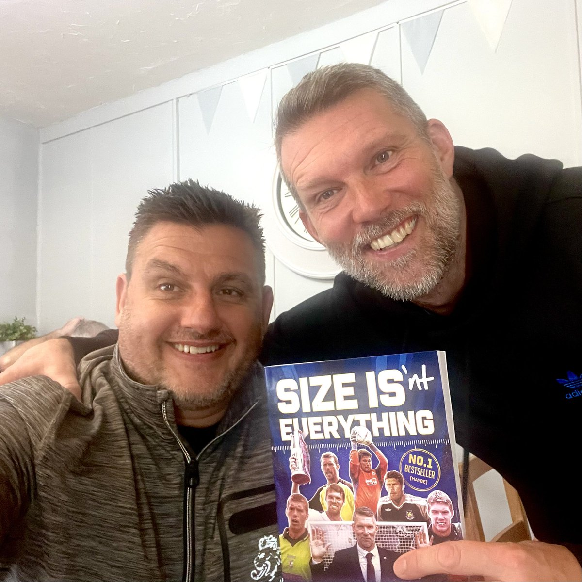 Paul_Stafford's tweet image. Great #GoalkeeperUnion catch up breakfast this morning, with this legend @jimmywalker001 🧤 My god… we’ve some stories ⚽️🤣 Been helping Wacka with his new awesome book #SizeIsntEverything that’s out soon! 🙌🏼 Helping raise money for this fantastic charity @JW23foundation ❤️