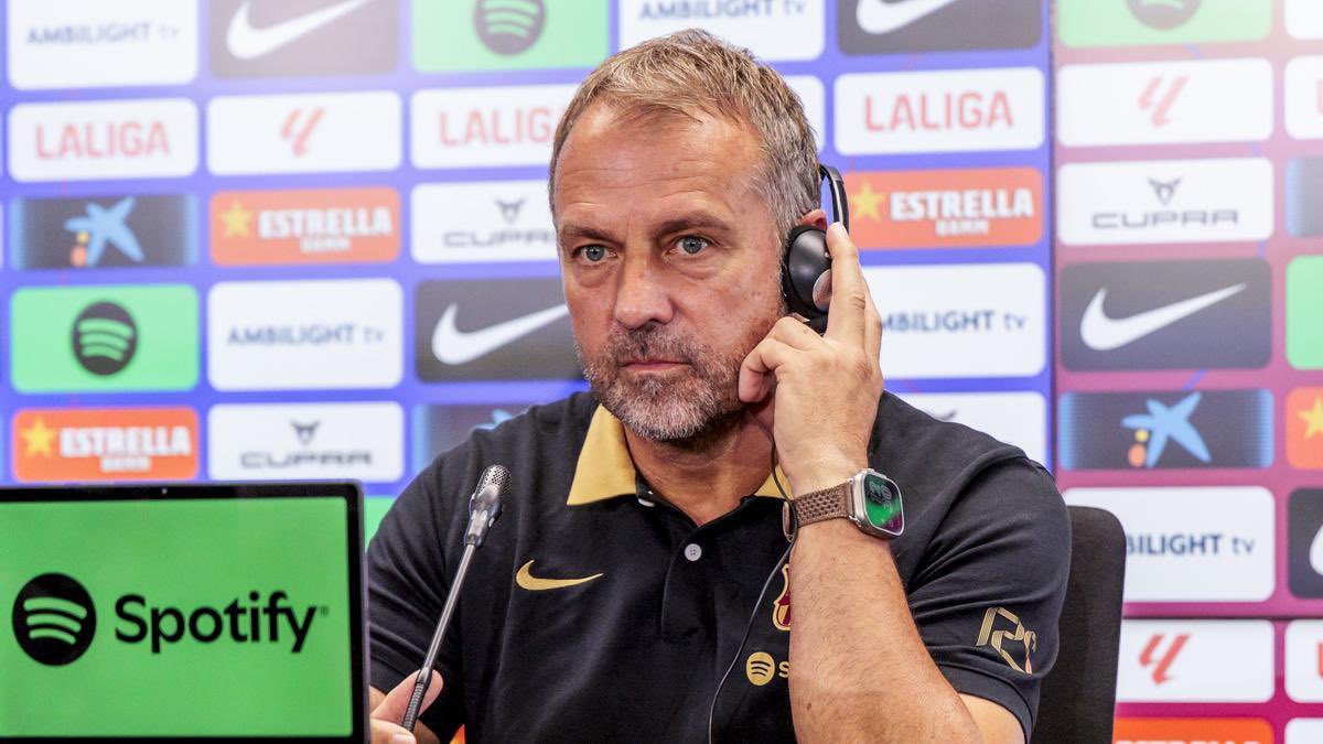 BarcaFRNews's tweet photo. 🚨🎙️ LA TRADUCTION DU POINT PRESSE D’HANSI FLICK AVANT LE CLÁSICO ! 👇

« Je n'ai pas encore beaucoup réfléchi à mon premier Clásico officiel car mon travail consiste à bien préparer l'équipe... mais je vois les joueurs impatients de jouer. Ce sera un grand match. Je me concentre seulement sur prendre les 3 points. »

« Nous avons notre propre système. Je l'ai dit pour le Bayern et qu'il faut s'adapter à chaque match. Nous l'avons fait lors des matchs précédents et nous le ferons avec Madrid, qui est une équipe avec des joueurs très rapides... Mais j'ai pleinement confiance en mon équipe car ce qu’elle fait est génial. »

« Nous avons peut-être un peu trébuché contre le Bayern après avoir encaissé un but, mais nous sommes revenus après cela, et c'est un bon indicateur de l'équipe qui montre qu'il y a de la confiance en nous et que nous avons le ballon. Grace à ce match, nous nous sommes rendus compte que nous devions nous améliorer. »

« Le calendrier ? Nous ne pouvons pas changer les jours de repos. Ils ont joué mardi et nous avons joué mercredi et c'est comme ça. Quand nous avons eu deux jours de repos auparavant, les joueurs étaient prêts et ont également bien joué. Madrid sera prêt et nous aussi. »

« De nombreux entraîneurs prêtent attentio au piège du hors-jeu. Au final, cela fait partie de notre philosophie. Ce que nous avons fait contre le Bayern était exceptionnel, surtout après l’égalisation. »

« Notre philosophie est de presser haut et d'essayer de retirer le ballon à l'adversaire. Il faut rester proches sans grands espaces entre les joueurs. Nous devons également en supporter la charge de travail. Nous disons aux joueurs ce que nous voulons, et ils le font ! Comme je l'ai dit, je fais confiance à cette équipe. Nous avons de la qualité et nous voulons toujours le montrer. Tout le monde court, se soutient. Ils savent que lorsqu'ils sont unis, c'est notre plus grande force. »

« Je n'ai pas encore décidé de la composition de départ. Fermín ? Nous sommes très heureux que Fermín López soit revenu de sa blessure et démontre ce niveau de performance. Il a été très impliqué face au Bayern et grâce à son pressing il a amené le premier but, c’est ce que nous voulons de lui. »

« Je parle toujours beaucoup aux joueurs et Lamine Yamal est un joueur exceptionnel. Pau Cubarsi aussi, ils ont 17 ans et ils se portent. Nous avons besoin d’eux à leur meilleur demain mais pas seulement, il faut toute l’équipe. »

« Voir Pau Cubarsí jouer, c'est génial. Mais ce sera toujours à lui de toujours rester motivé et de s'entraîner dur pour atteindre le plus haut niveau et offrir le meilleur à l'équipe. Il est sur la bonne voie, et tous les joueurs le sont également. Nous travaillons tous maintenant pour améliorer leur niveau. »

« Les vidéos de Real Madrid TV ? Nous ne ferons pas ce genre de choses. Mon travail consiste à amener les joueurs au meilleur niveau et jouer. En début de saison, nous avons dit aux joueurs qu’il fallait se concentrer sur nous-mêmes. Il faut concentrer notre énergie sur notre niveau plutôt que sur les arbitres. »

« Pour nous il est très important que Lamine travail sur son aspect défensif. L’autre jour contre le Bayern il a été d’une très grande aide face à Alphonso Davies. »

« C'est toujours agréable de recevoir des éloges, mais je sais que mon métier est une question de résultats. Si vous gagnez, c'est bien, si vous perdez, c'est mauvais. L'important est que nous nous concentrions sur notre métier et notre équipe et que nous améliorions son niveau. Mais on sent la belle complicité entre les joueurs et les supporters. C'est génial. Nous avons vu l'ambiance mercredi, et c'est pour cela que nous jouons au football. Maintenant, notre objectif est de gagner le Clásico, c'est notre travail, et quand on commence à jouer au football, le rêve est toujours de jouer un Clásico. J’en ai joué en Allemagne, mais le vrai est ici en Espagne. »