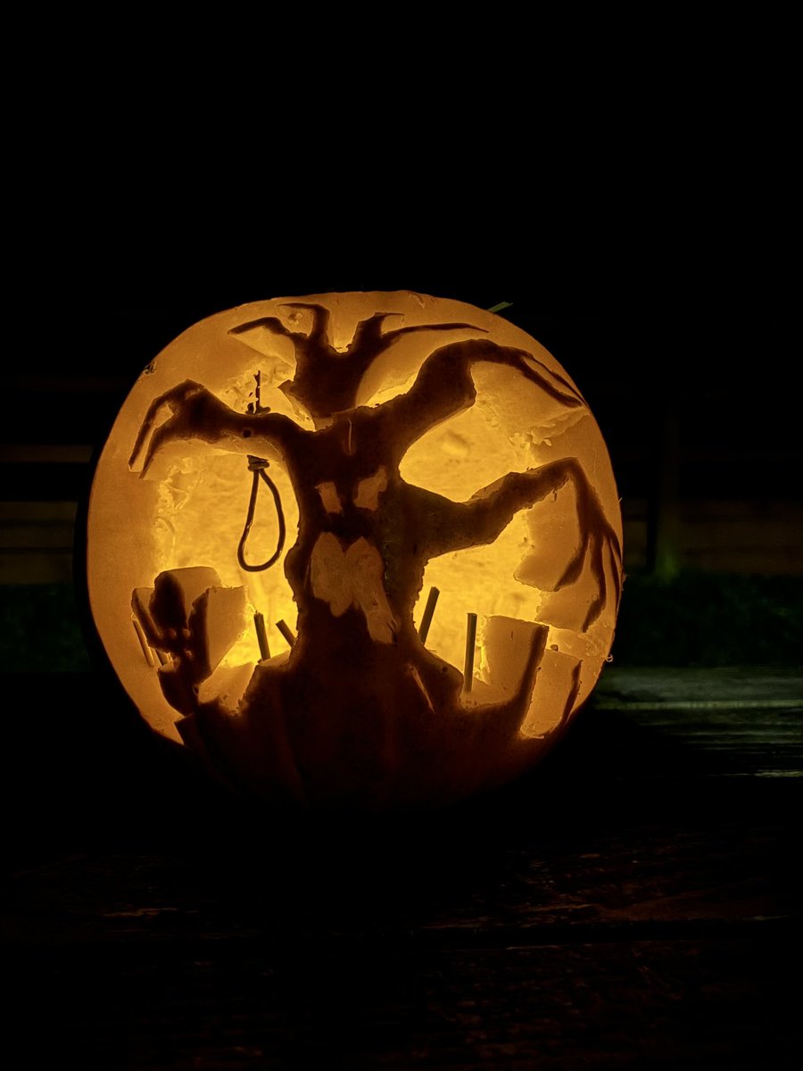 RHIAN_MAI's tweet photo. Team pumpkin carving night at work. This is my pumpkin 🎃 https://t.co/jhXMsEmRAw