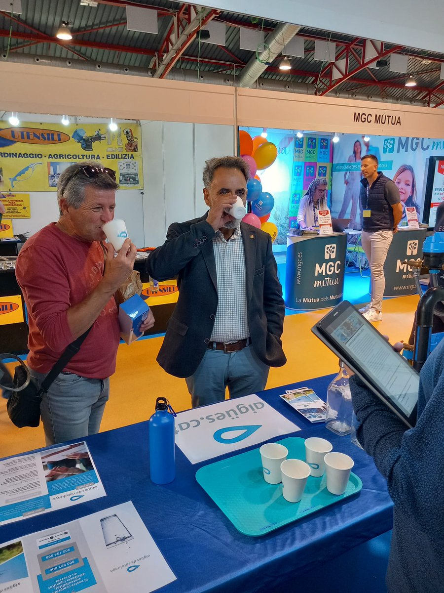 AiguesCAT's tweet photo. 💧 Avui hem tingut visites especials al nostre estand a la Fira de @ajmoralanova. L’alcalde, la regidora de sanitat i altres membres de l’ajuntament han vingut a gaudir del nostre tast d’aigua. Gràcies per acompanyar-nos en aquesta experiència! 💙♻️

#FiraMóraLaNova #TastDAigua https://t.co/suF1ySzwKy