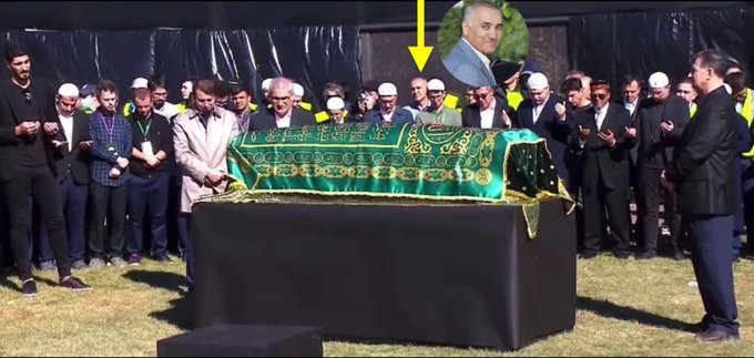 Başpapaz F.Gülen'in cenazesine katılanlardan biri de 15 Temmuz Darbesi'ni yöneten Adil Öksüz'dü.

Örgüt Adil Öksüz'ün cenaze törenine katılmasını istememiş ama darbeci törene katılmış.

15 Temmuz Darbesi'nin FETÖ tarafından yapıldığı böylelikle bir kez daha ortaya çıktı.