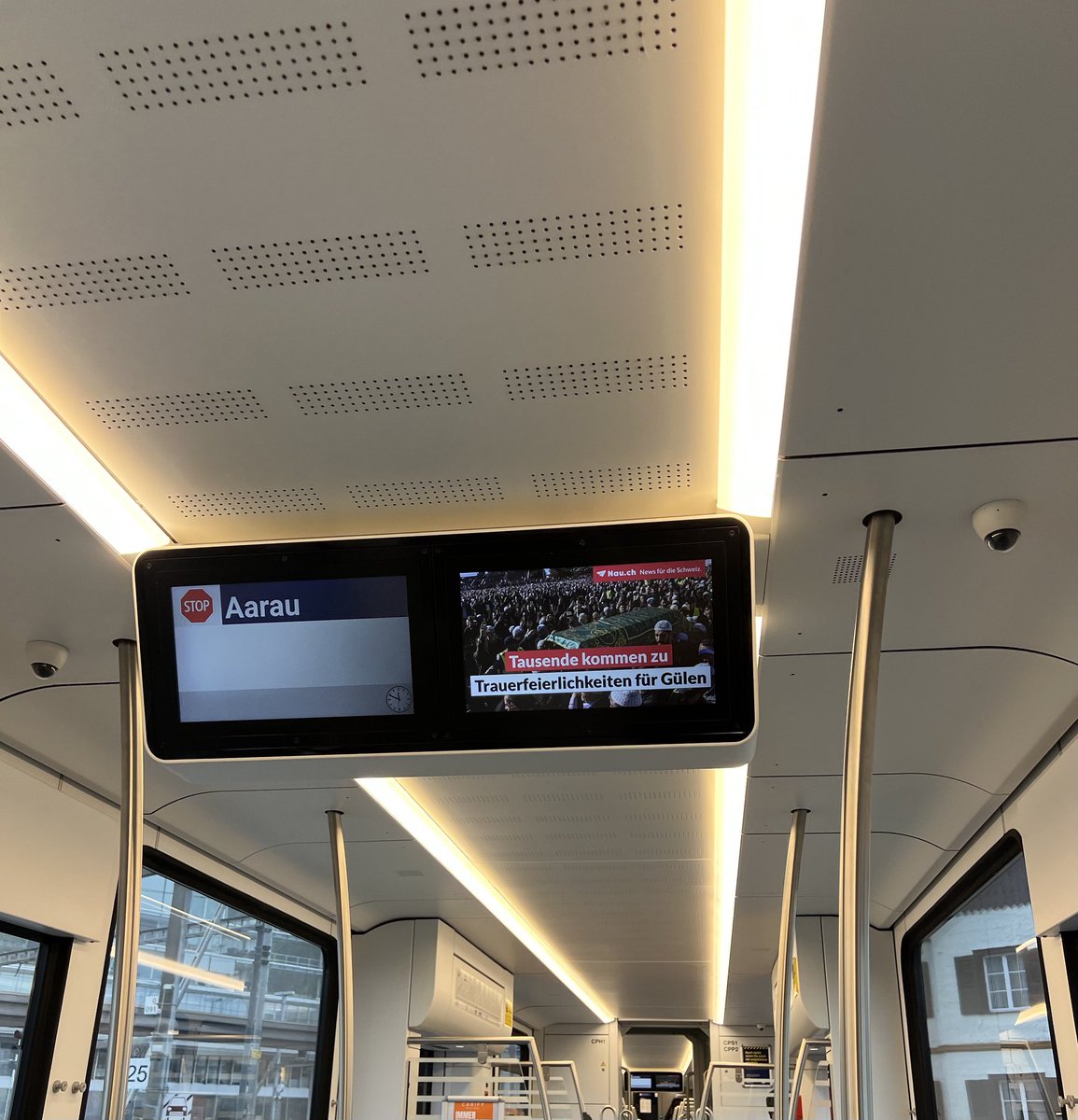 Muhterem Fethullah Gülen Hocaefendi'nin vefat haberi ve cenaze töreni İsviçre'de tüm trenlerde ve otobüslerde yayınlanıyor.