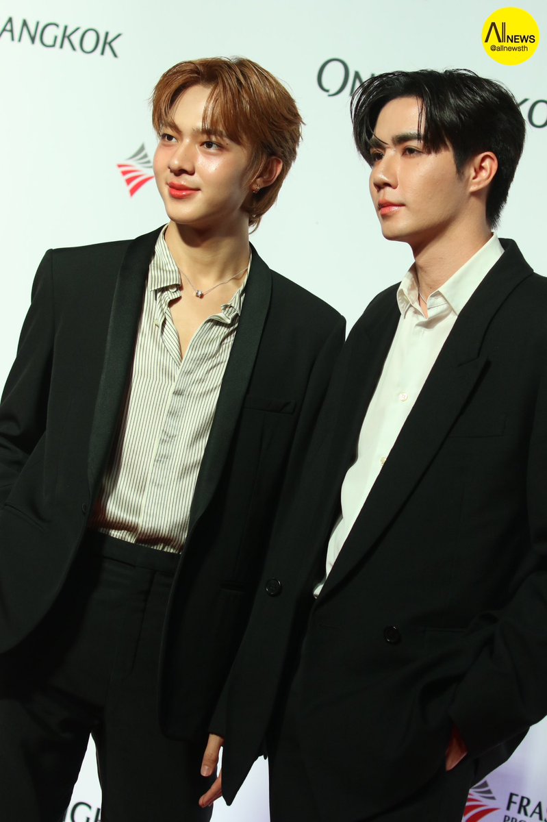 AllNews_th's tweet photo. 2หนุ่มหล่อ "ซีนุนิว" ร่วมเดินพรมแดง ในงานเปิดตัว "One Bangkok" แลนด์มาร์กแห่งใหม่ใจกลางกรุงเทพฯ ในธีม "Let Our Hearts Beat as One" 

ZeeNuNew At ONE BKK
#วันแบงค็อกxซีนุนิว
#LetOurHeartsBeatAsOne
#ZeePruk #NuNew #ZeeNuNew https://t.co/3m10eaeP9Z