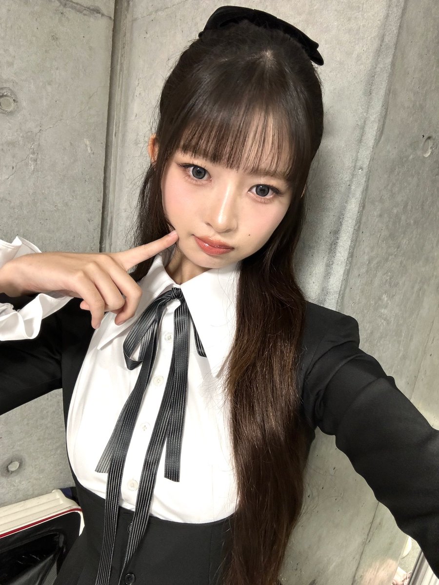naoivei's tweet photo. Thank you DIVE ♡ for being present at Golden Wave today. What do you think of my outfit?✧︎*。I’m excited to see you again tomorrow ˶˃ᴗ˂˶ DIVE worked hard today🖤🌹 https://t.co/UUKgvSqwJs