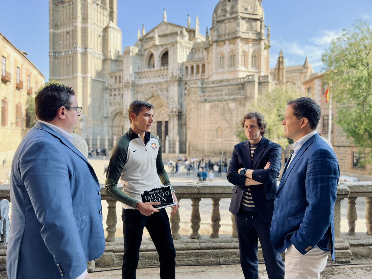 🏃🏼 Hemos recibido en el Ayuntamiento a nuestro atleta internacional <a href="/LucasBua/">Lucas Búa</a>.

Premiado en la primera edición de los Premios #TalentoJoven en nuestra ciudad, no pudo asistir a la gala, pero hemos compartido un momento especial con él. 

🥇 Desde 2011, su carrera está llena de