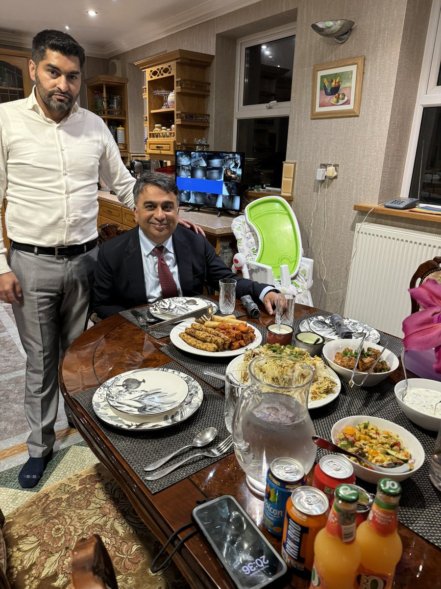 There is no way I could visit #Burnley to Chair #BoECitizensPanel without seeing local lad <a href="/Adnan8850/">Adnan Yousaf</a> who owns #LoveOldham <a href="/chambersoldham/">Chambers B C -Oldham</a> he said stop for a cup of ☕️ instead a full banquet 😉#OldhamHour lovely to meet his family ✅