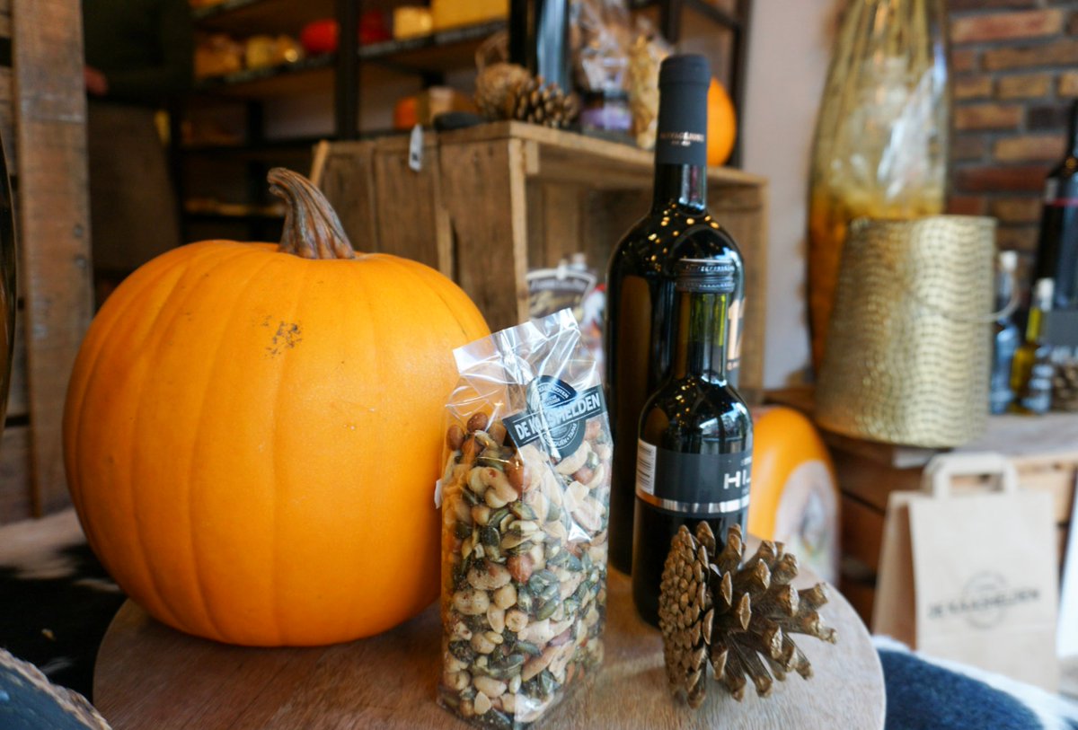 𝐃𝐞 𝐛𝐨𝐤 𝐢𝐬 𝐥𝐨𝐬!
Van seizoenskruidenkaas tot een pittige notenmix en natuurlijk het heerlijke bokbier, wij zijn dol op de herfst!