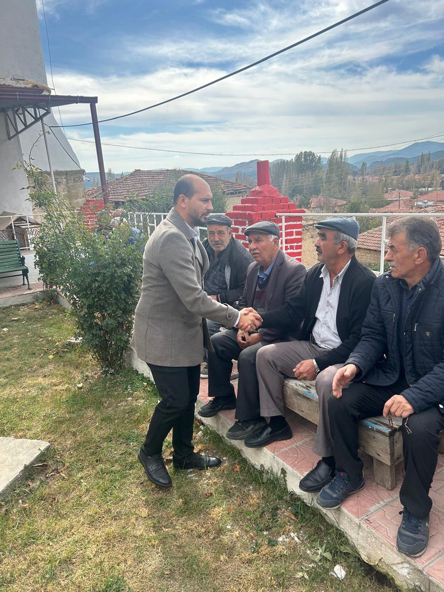 ozcanyildiz_26's tweet photo. Cuma namazımızı Kümbet mahallemizde eda ettik.Rabbim dualarımızı kabul etsin. https://t.co/ipRERfPauM