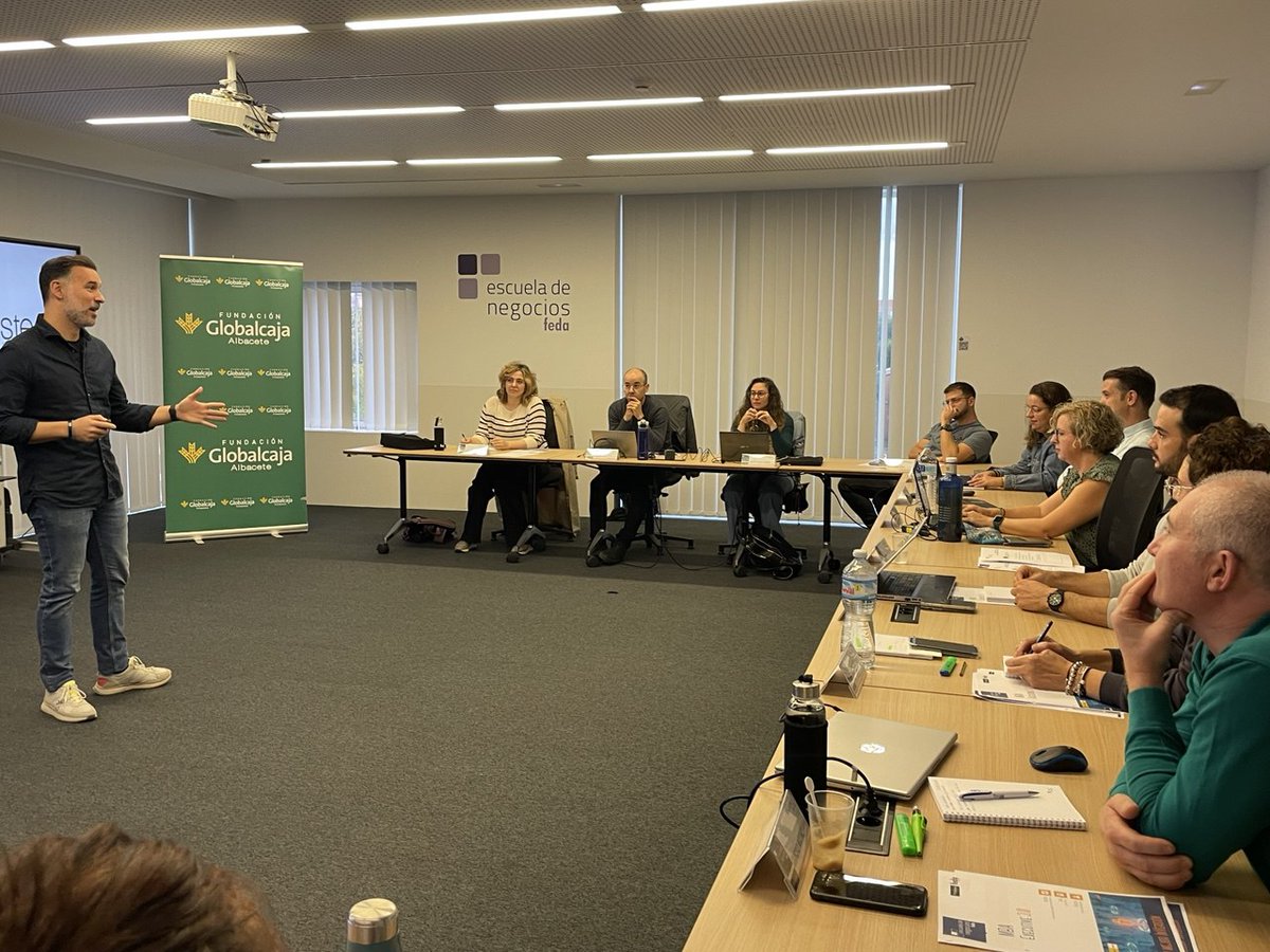 ¡Gestionar talento no es solo administrar, es saber nutrir el potencial! Hoy, en el #MBAExecutive, junto a <a href="/SomosGlobalcaja/">Globalcaja</a>, nuestros alumnos y alumnas profundizan en la 'Identificación y Gestión del Talento' con el docente <a href="/RubenMontesinos/">Rubén Montesinos</a>.

#ENFEDAFormación #HazQueSuceda