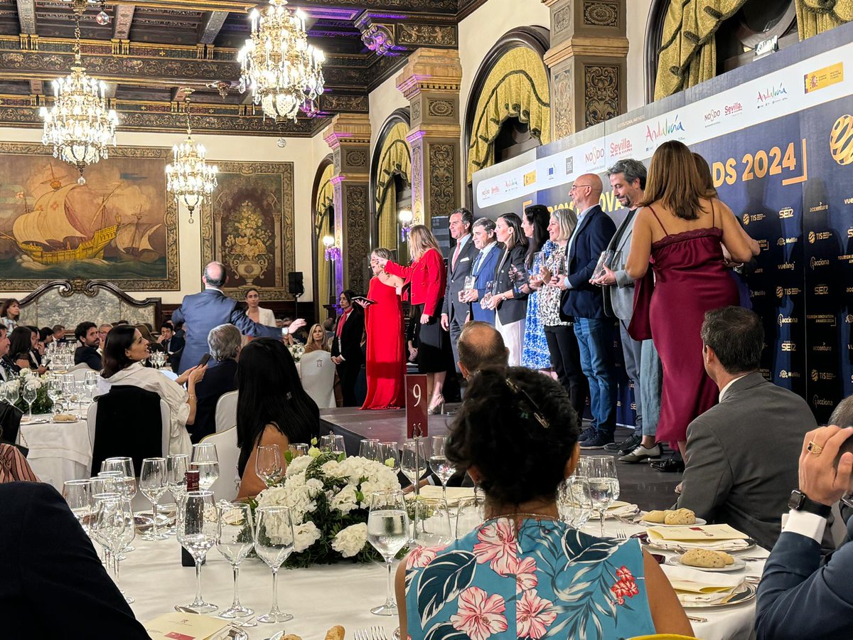 El <a href="/tissevilla/">Tourism Innovation Summit</a> otorga a <a href="/SEGITTUR/">SEGITTUR</a> el premio a la Excelencia en Innovación Digital por transformar el sector turístico español mediante una gestión responsable y la innovación digital, con iniciativas como Destinos Turísticos Inteligentes y el Sistema de Inteligencia Turística.