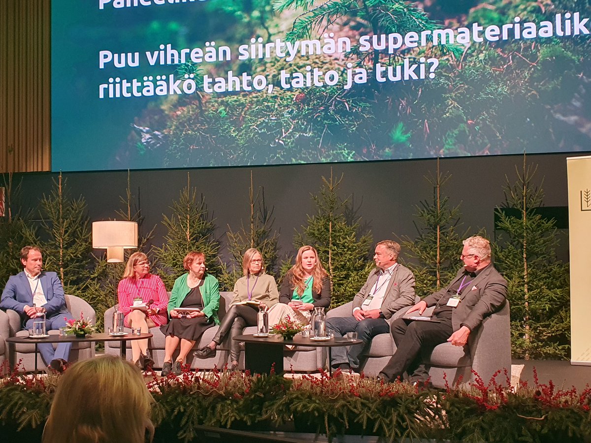Metsäpäivien toinen päivä alkaa UusiPuun semmalla. Paneeli keskustelee muun muassa puun uusista innovaatioista. #Metsäpäivät <a href="/MetsayhdistysRy/">Suomen Metsäyhdistys</a>