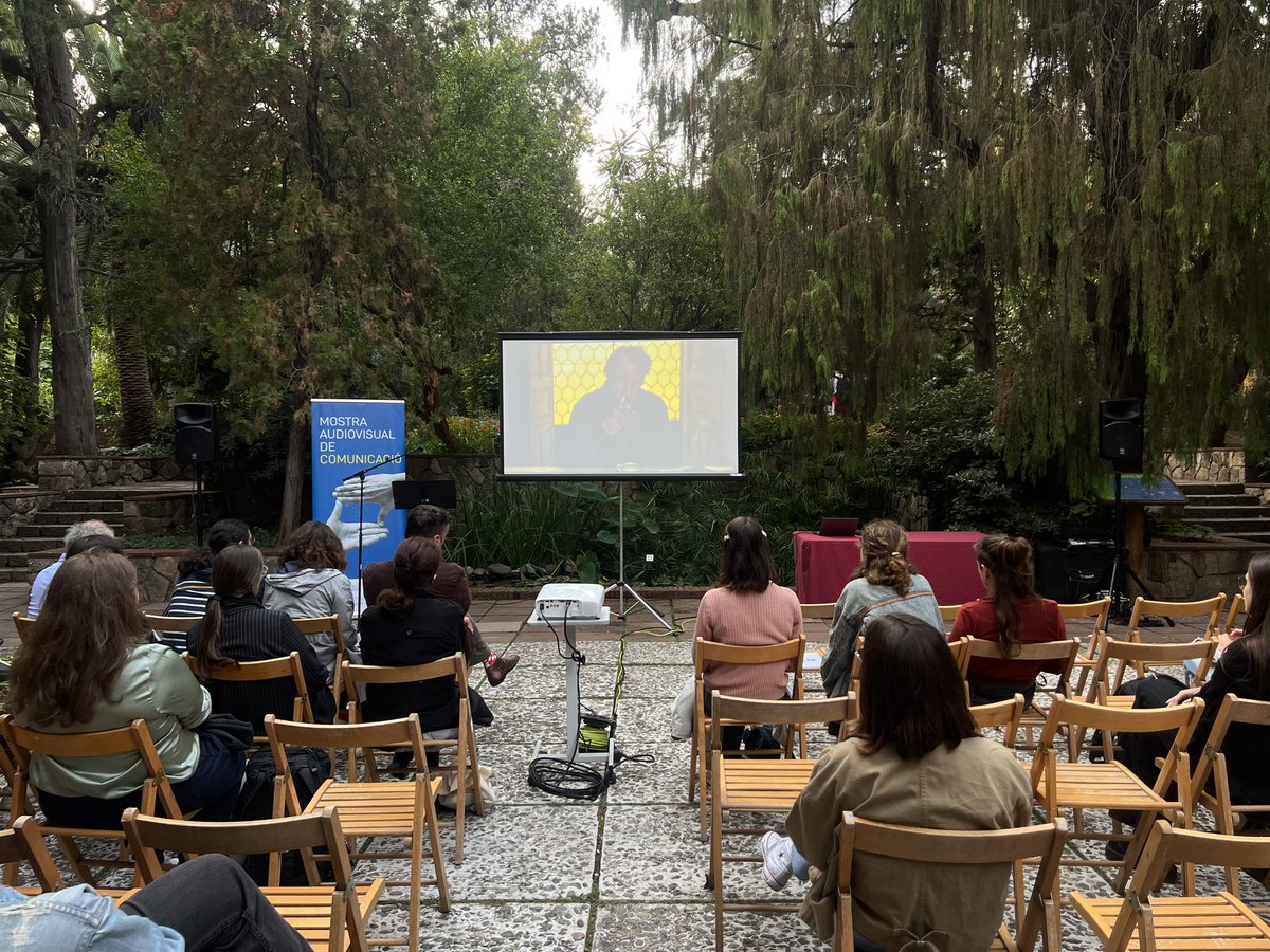 Filologia i Comunicació UB (@filcomub) on Twitter photo 📸 Ahir es va celebrar la “Mostra Audiovisual de Comunicació” al Jardí Ferran Solvedila, en què es van projectar els treballs audiovisuals de l’alumnat del <a href="/GrauCIC_UB/">Grau CIC (Comunicació i Indústries Culturals)</a>, el <a href="/MasterBCN_NY/">Máster Periodismo BCN_NY</a> i <a href="/MComEspUB/">Màster de Comunicació Especialitzada</a> 📸 Ahir es va celebrar la “Mostra Audiovisual de Comunicació” al Jardí Ferran Solvedila, en què es van projectar els treballs audiovisuals de l’alumnat del <a href="/GrauCIC_UB/">Grau CIC (Comunicació i Indústries Culturals)</a>, el <a href="/MasterBCN_NY/">Máster Periodismo BCN_NY</a> i <a href="/MComEspUB/">Màster de Comunicació Especialitzada</a>