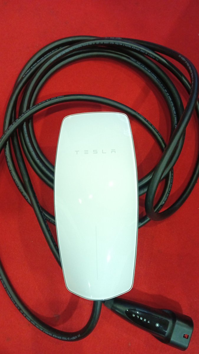 SUDPIRINEUS's tweet photo. Caiguda del cel, i a última hora, carregador @Tesla a #Andorra https://t.co/Q7xqOtydsB
