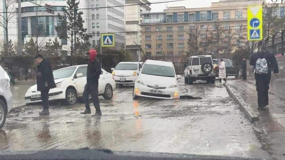 Хотын төвийн 2а магистрал гэж дулааны үндсэн том шугам бий. Үүнийг засаж сэлбэх ажил дуншиж дуншиж энэ жил яам тамгагүй хөдөлж байж арай гэж хийсэн. Гэтэл ажил гүйцэтгэж байгаа газрууд ном журмын дагуу зөвшөөрөл авалгүйгээр дур мэдэн зам сэтэлж, ажил хийсэн болоод нөхөн сэргээлт