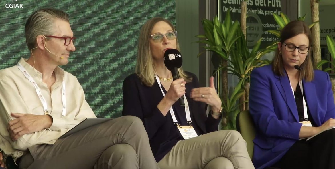 <a href="/GTruittNakata/">Ginya Truitt Nakata</a> Dir. of Global Agriculture and Food Systems Policy <a href="/nature_org/">The Nature Conservancy</a> :
1⃣ “Agriculture is the only sector that is capable of regenerating environmental services”.
2⃣ “What I’m seeing is that food security is now being mentioned in the same breath as national security”