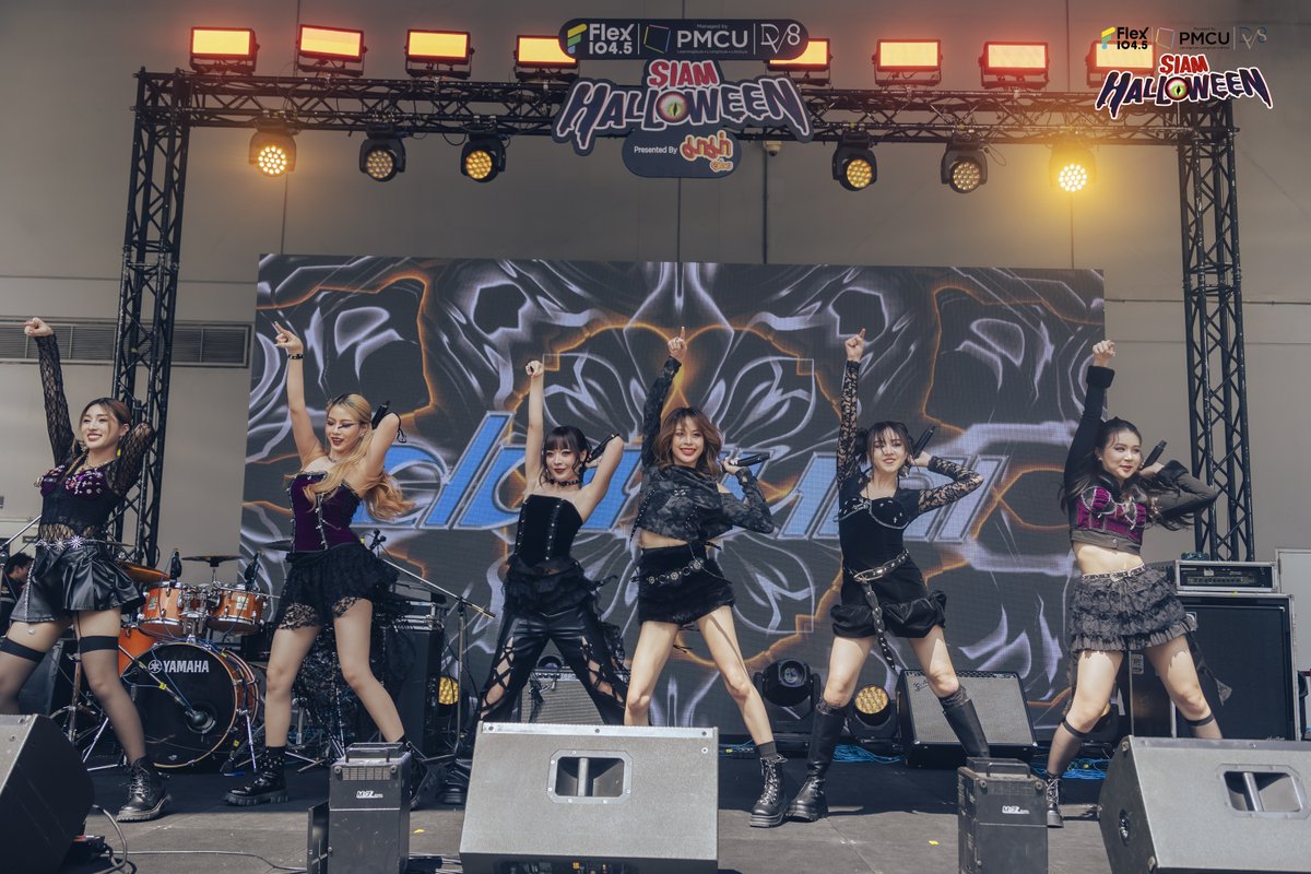 Flex_Connect's tweet photo. #สยามฮาโลวีน วันแรก! เปิดเวทีลานอัฒจันทร์ SIAM SQUARE ONE กันแบบมันส์ฉ่ำไปกับ Turbo4Wds, POPPY C. และ DaruNi ✨😆
.
@Turbo4Wds @poppychatchaya_ @daruni_official
.
#Turbotb #SiamHalloween2024xTB4W
#PoppyC #SiamHalloween2024xPoppyC
#DaruNi #SiamHalloween2024xDaruNi
#SiamHalloween2024